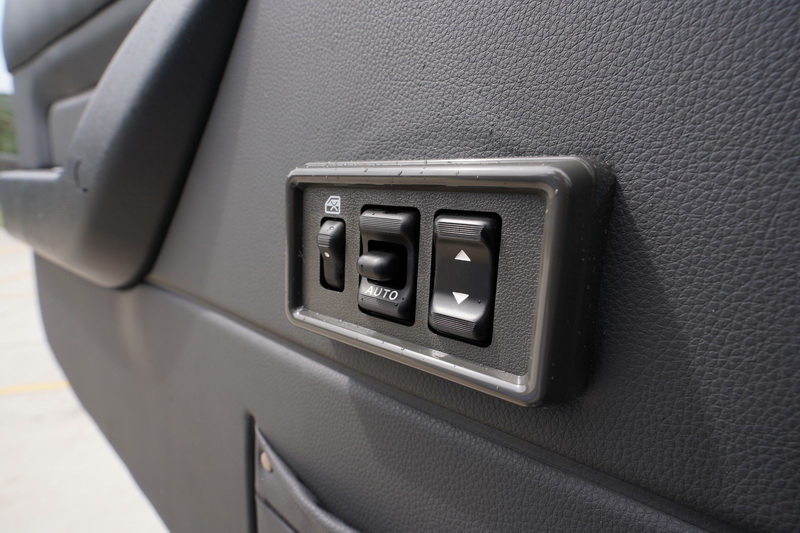 兩側車窗全面配置電動升降款式