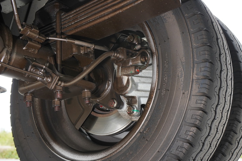 後軸搭載煞車反應更為直接的碟煞系統