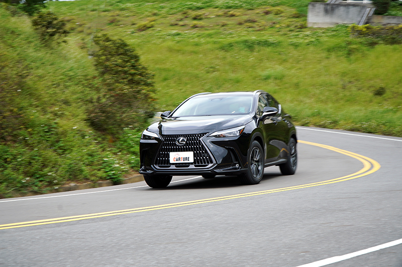 NX搭載2.0升自然進氣引擎,可輸出173hp最大馬力與21kgm最大扭力,0~100km/h加速11.6秒。