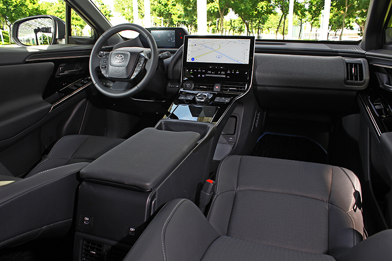 bZ4X配備駕駛座8向電動座椅、雙前座加熱功能、12.3吋中控螢幕。