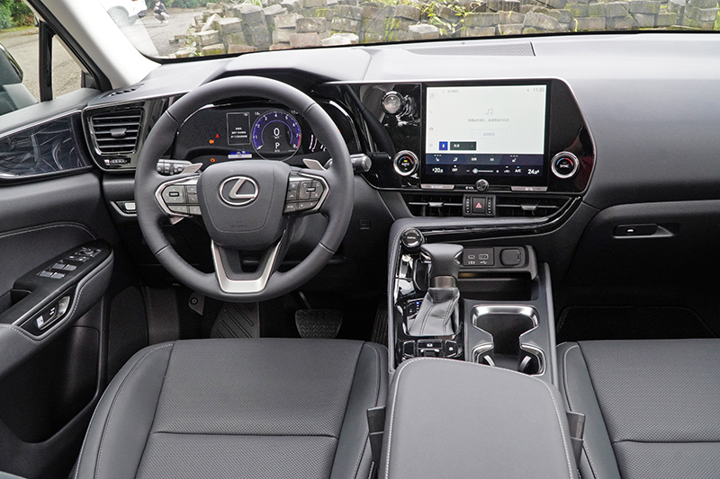 NX200菁英版前座為手動調整座椅,同樣附有加熱功能,中控螢幕為9.8吋。