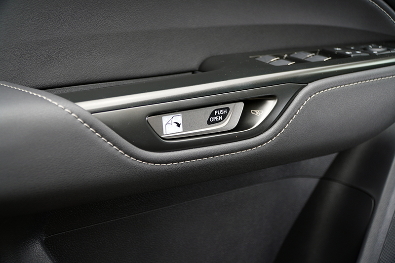 電子式門把開啟頗為省力。