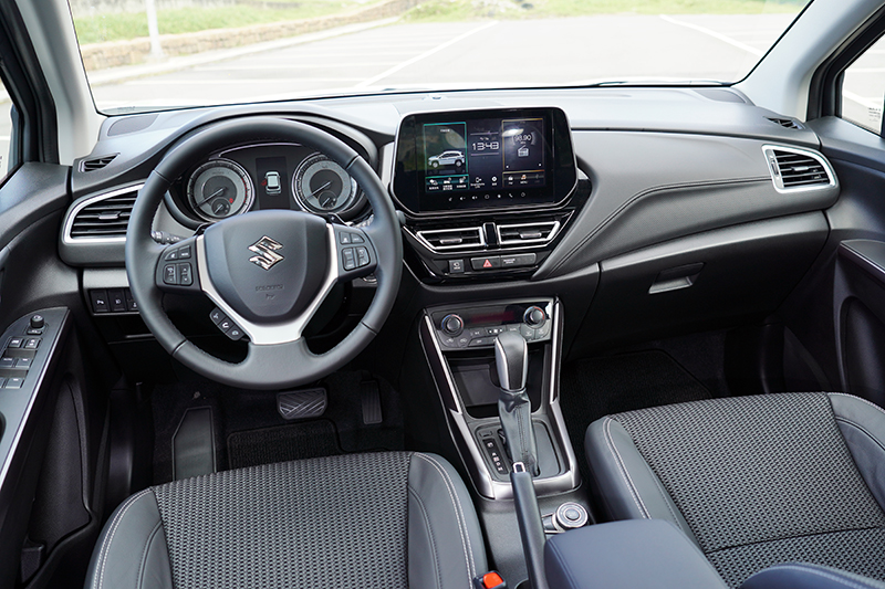 S-Cross中控螢幕為9吋中文化,配備亦有360度環景及頂規有全景電動天窗。