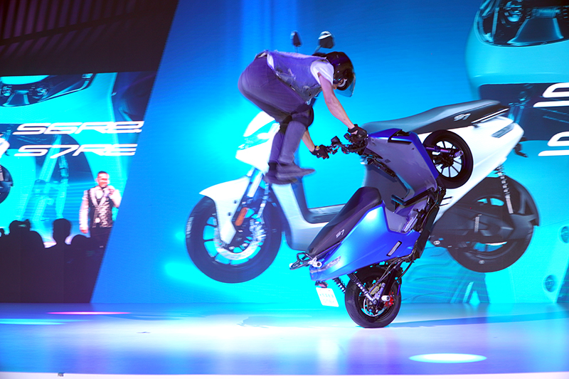 孤輪世界紀錄保持者安倍優騎乘Rex暴龍登場表演。