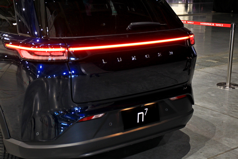 車尾採連貫式LED尾燈設計。