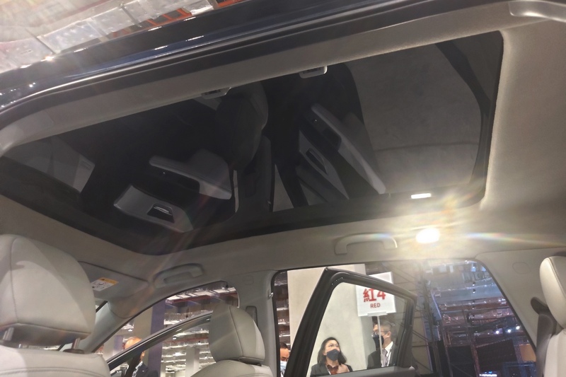 玻璃車頂給予明亮感受。