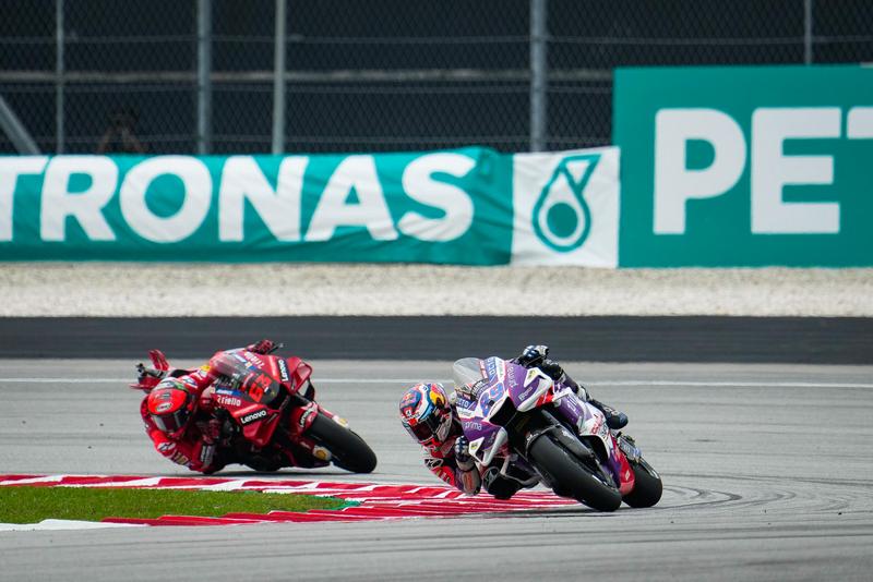 Bagnaia起跑進彎前就從第9升到第2。