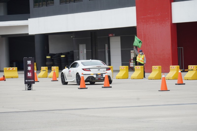 GR 86起步反應迅速，搭配低重心優勢在直線底猛踩煞車並未有多餘的車身擺動