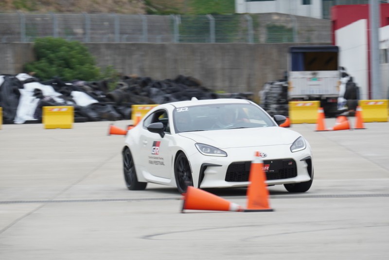 連續繞錐路線亦考驗著車輛的懸吊支撐性及轉向反應，GR 86的操控靈活性遠比我想像來的更為高超!