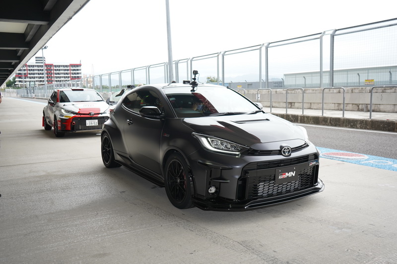 GRMN Yaris在外觀上與一般GR Yaris的最大不同點在於外觀換上了專屬的空力套件