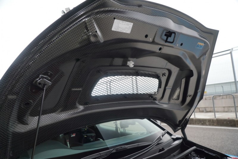 包含碳纖維引擎蓋、車頂、尾翼等部件，並增加車體545個焊點讓剛性更為提升