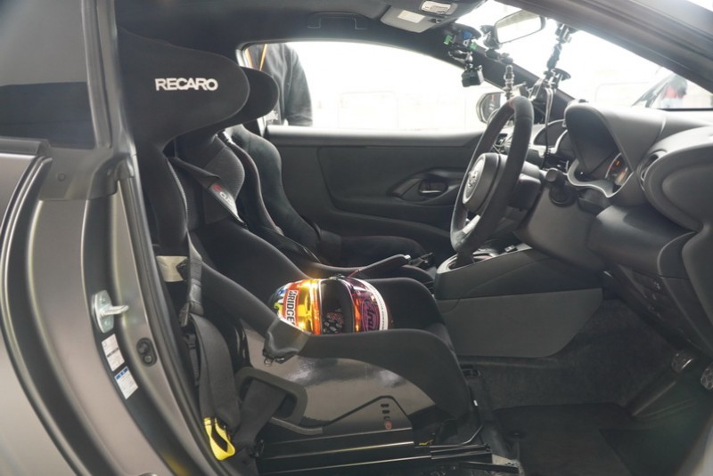 內裝則將後座椅移除並換上專屬的賽車桶椅及儀表板