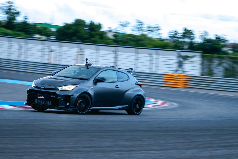 GRMN Yaris在極限環境下的動態反應竟超乎想像的穩定,不僅重心轉移相當迅速,車身側傾亦相當輕微