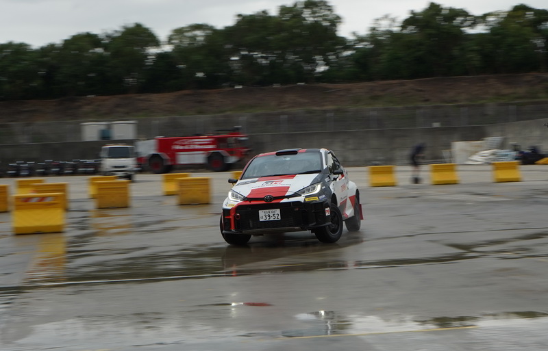 活動最後則是由車手勝田範彦駕駛GR Yaris拉力廠車在濕滑的場地來上一段精彩的甩尾特技秀