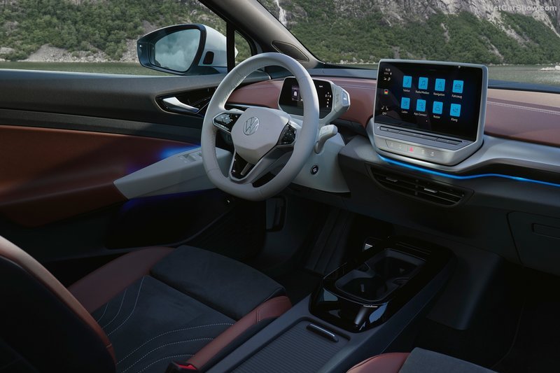 現今多數車都採虛擬座艙設計。