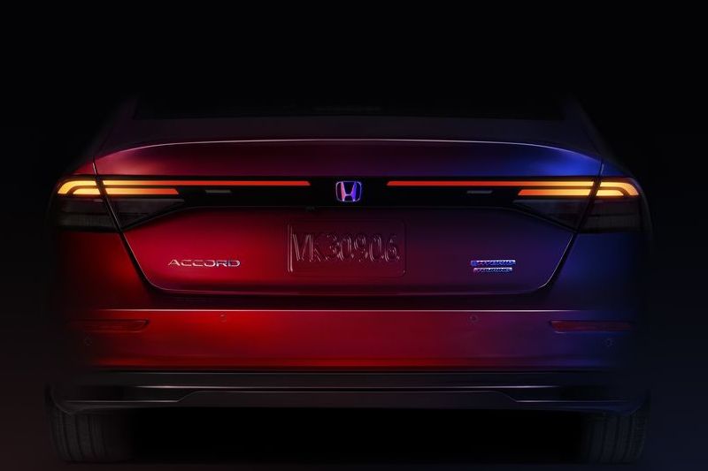 新世代Accord車頭有著和Civic相似的設計,連貫式尾燈也帶來科技視覺感受。