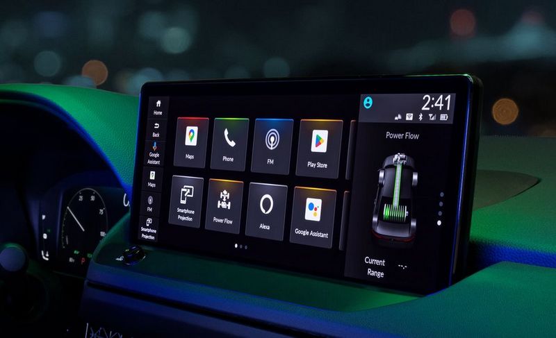 配備品牌中尺寸最大的2.3吋中控螢幕。