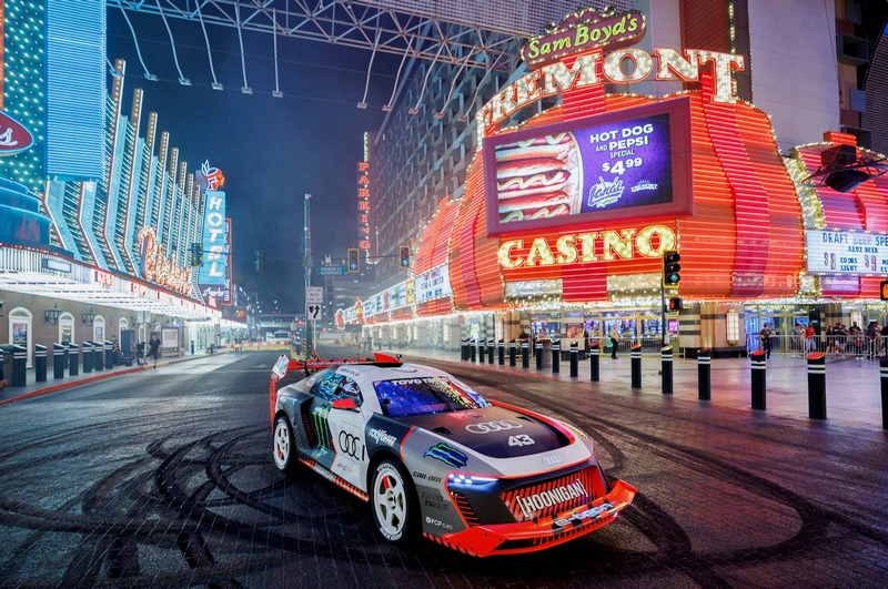 Ken Block帶來S1 E-Tron Quattro Hoonitron在拉斯維加斯甩尾影片。