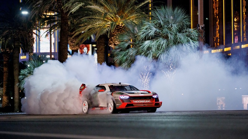 少了引擎聲咆嘯，但不停的輪胎尖叫聲依舊讓人看的興奮。