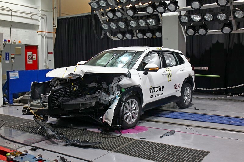 此次進行前方偏置撞擊測試。