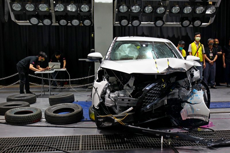 雖為偏位但基本上車頭已全毀。