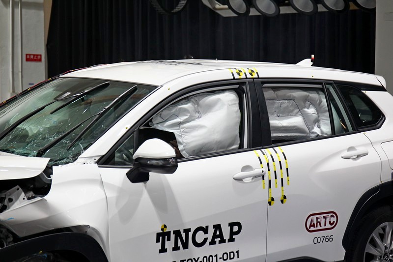 撞擊後輪拱還保有一些完整,A柱則保持良好狀態。