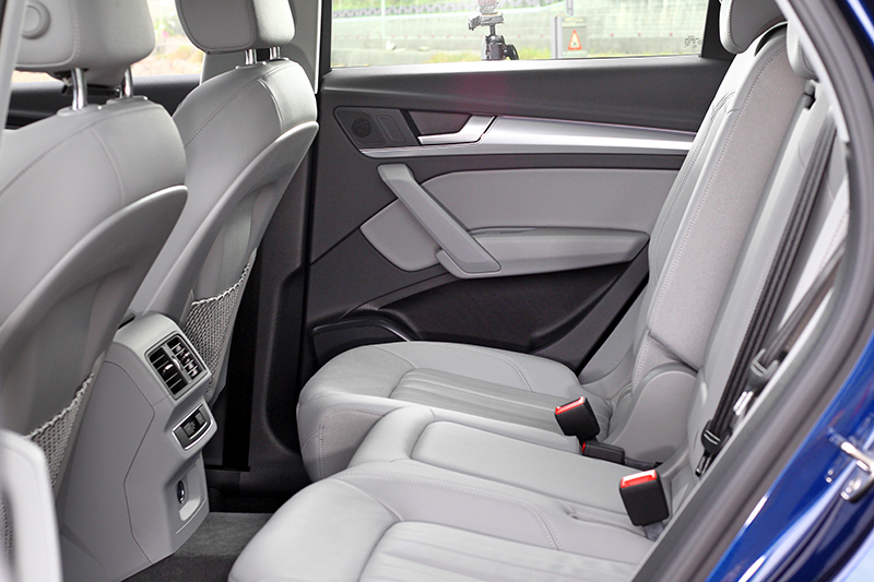 後座具有前後滑移10公分與椅背可調功能。