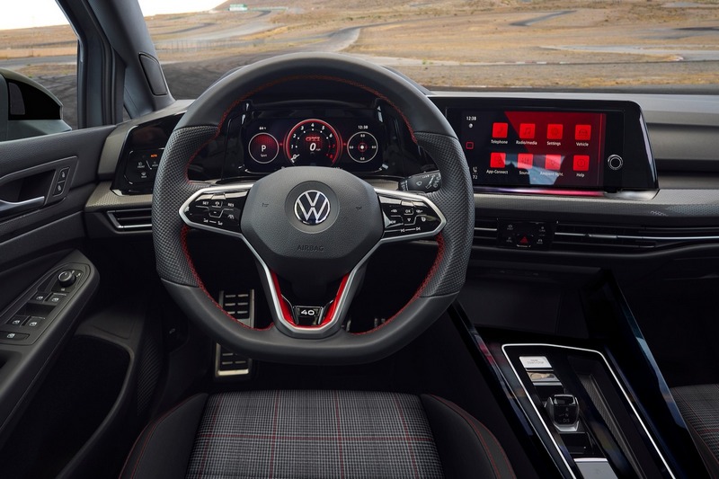 Golf GTI 40週年紀念特仕版車側配有40字樣專屬飾貼,方向盤下方也有40字樣及配格紋座椅。