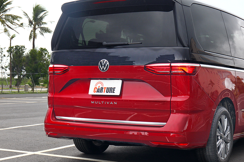 尾燈改採橫式設計。