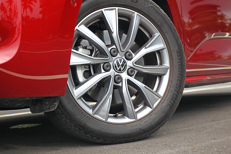 Multivan Style配備235/50 R18圈胎。