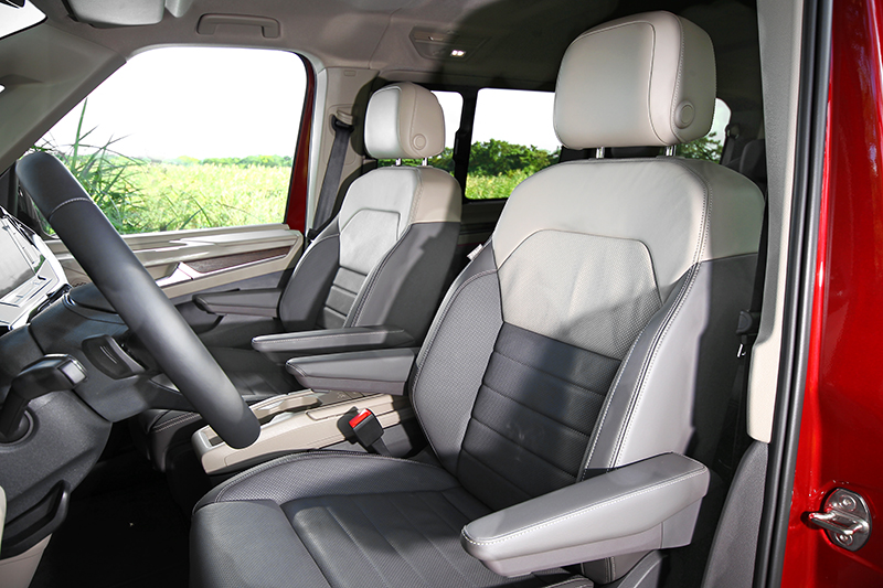 前座配備雙色真皮座椅及通風/加熱、按摩功能。