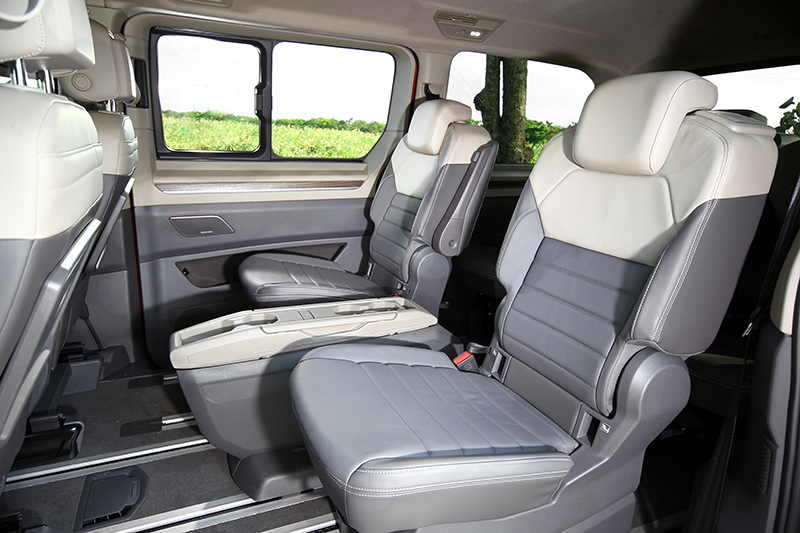 多功能桌改為毆翼式造型，未升起時可當作杯架，升起展開則變為多功能平台。