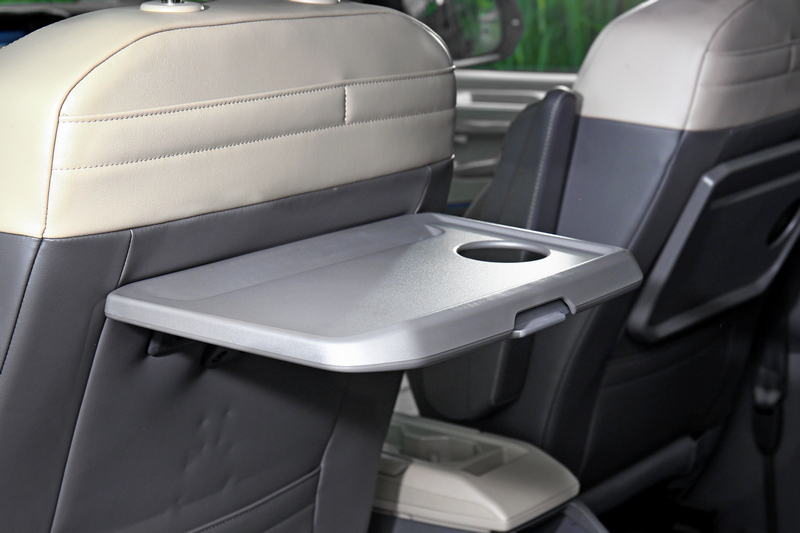 前座椅背附有折疊桌。