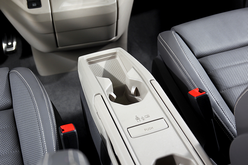 鷗翼多功能桌可自由在前座與第二和第三排之間移動。