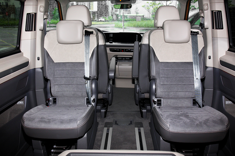 由於椅墊加長因此取消旋轉功能,第二排要對座需選配獨立安全帶。