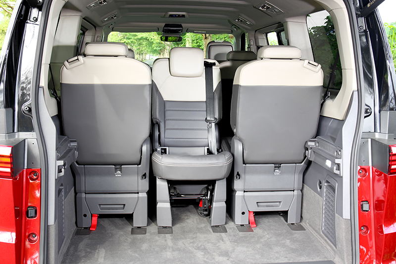 在戶外可將第三排旋轉座在椅上欣賞風景。