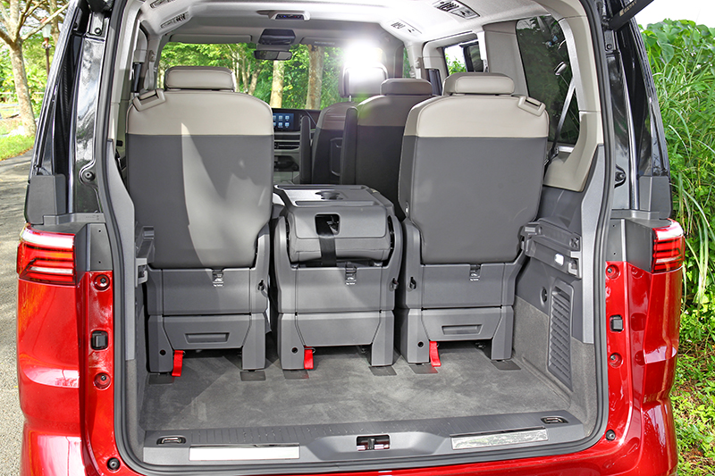 Multivan Style因車長較Life車型長,所以擁有更大的行李廂容積。