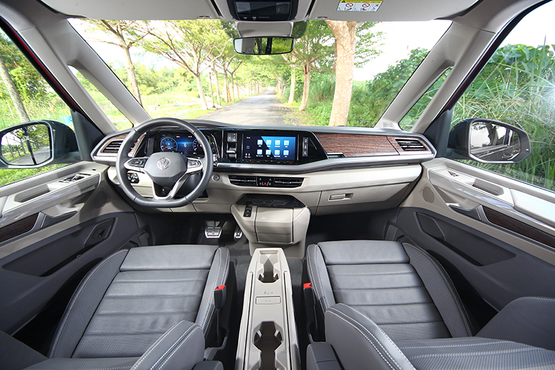 座艙格局也採最新設計，飾板雖為硬質材質，但用料與花紋和木紋飾板都讓座艙擁有車色的質感氛圍。