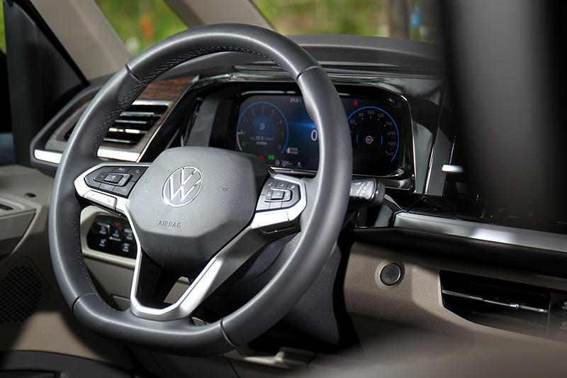 方向盤採不少消費者喜愛的傳統按鍵式設計。