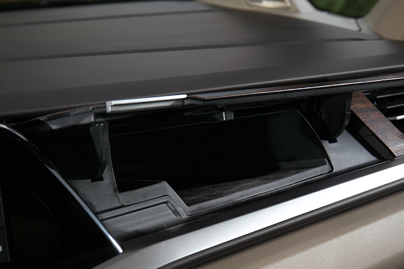 儀表平台依舊有提供置物空間。