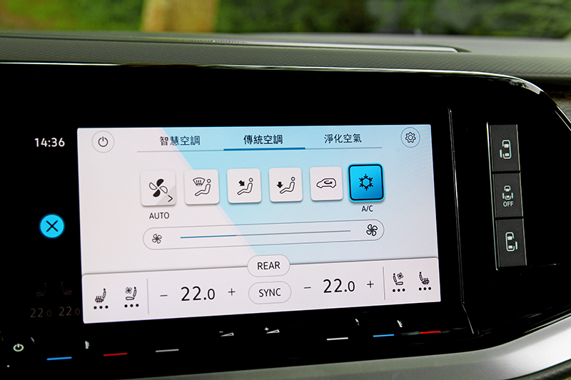 空調介面採觸控操作。