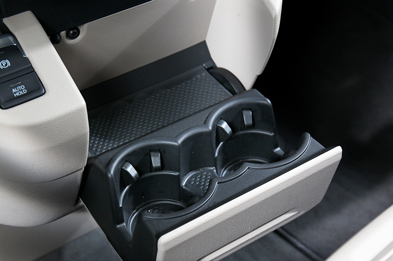 中控台下方置杯架較以往更好用。