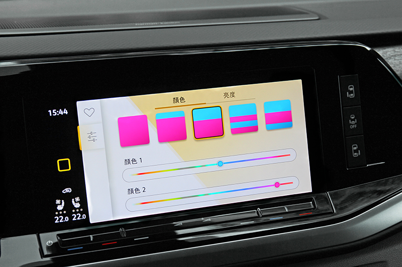 Multivan Style配備30顏色氣氛燈。