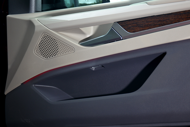 開啟車門時氣氛燈會轉微紅色來達到警示。