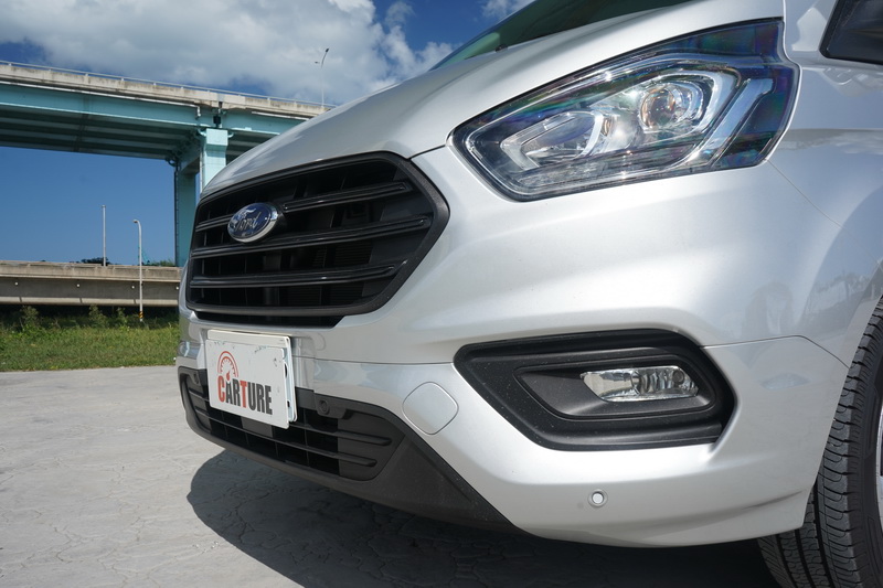 9人座Combi車型外型與更高階的尊爵型或豪華型差在水箱護罩並未使用鍍鉻材質來提升豪華感