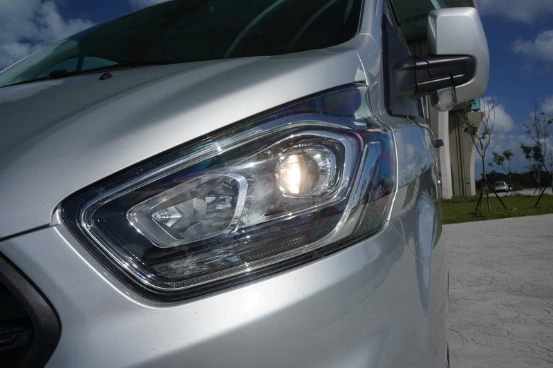 為了壓低售價頭燈採用鹵素光源而非更高階的HID款式