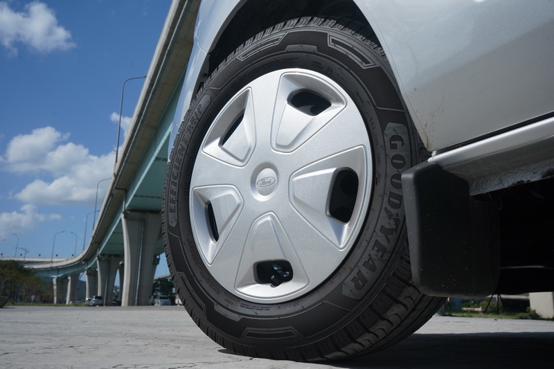 輪圈則是以鐵圈搭配銀色塑膠飾蓋的方式而非鋁合金材質