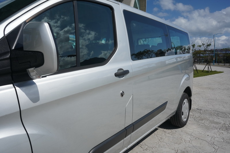 側邊滑門僅有右側可開啟，側窗也為固定款式無法啟閉