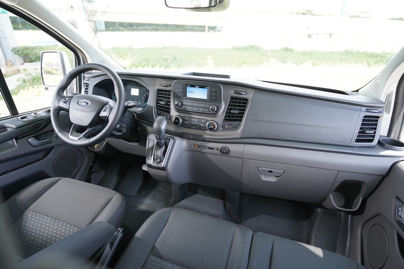 內裝部分相較高階車型看起來確實陽春了些，最明顯的差異在於中控台螢幕僅有4.5吋