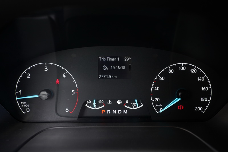 駕駛儀表全車系皆採用傳統指針式搭配中央行車資訊顯示螢幕的配置模式